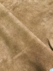 画像2: ゴート革　スウェード型押し　こげ茶　山羊革　 (2)