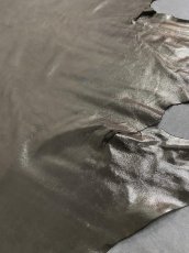 画像4: 牛革　ヌバック　グレージュ　メタリック　ドット箔加工　 (4)