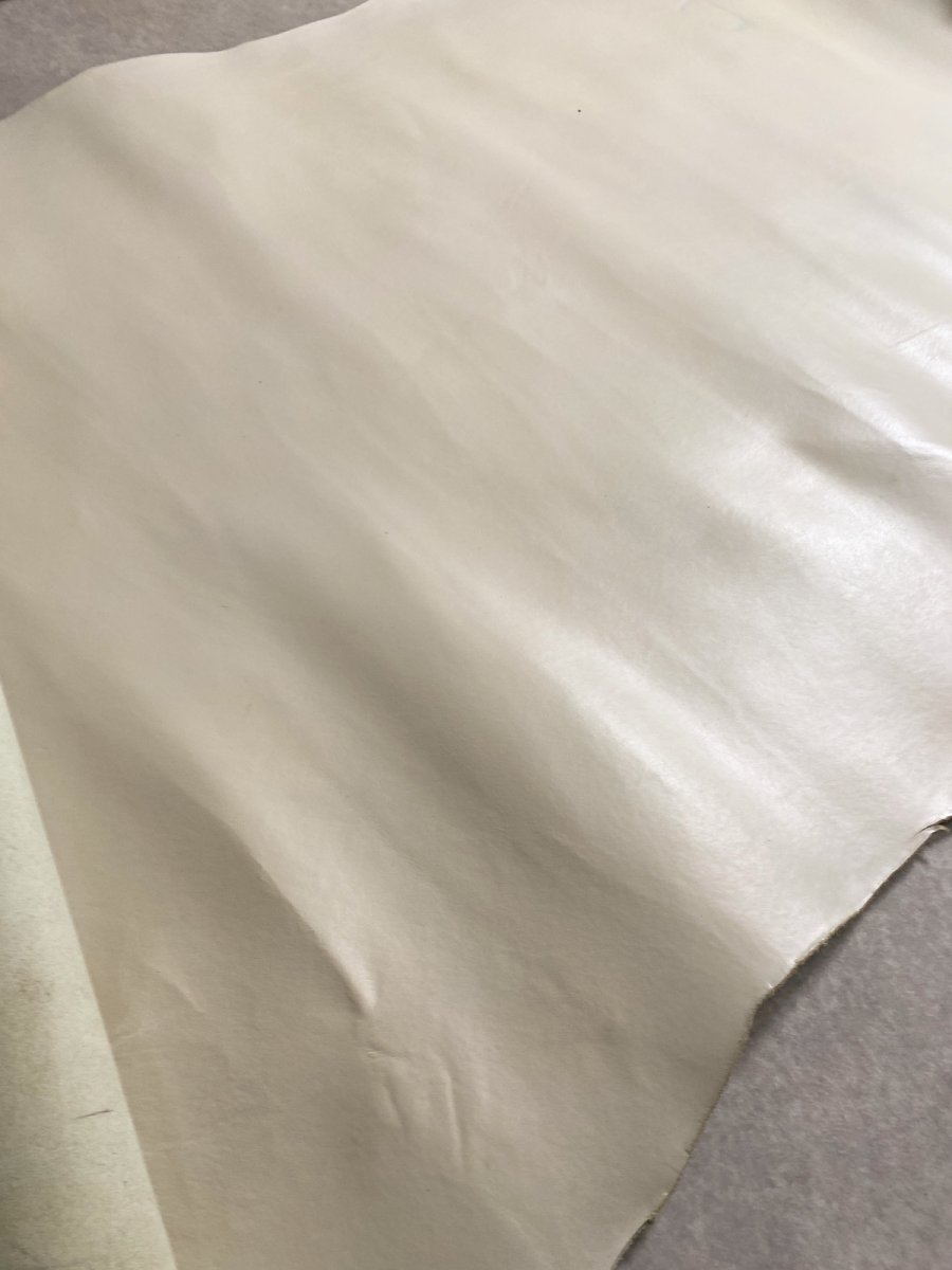 画像4: 牛革 オイルヌメ オフホワイト タンニンなめし ヌメ革 レザークラフト (4)