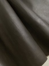画像1: 牛革 オイルヌメ薄口　ダークチョコ　レザー　タンニン　ヌメ革　レザークラフト (1)
