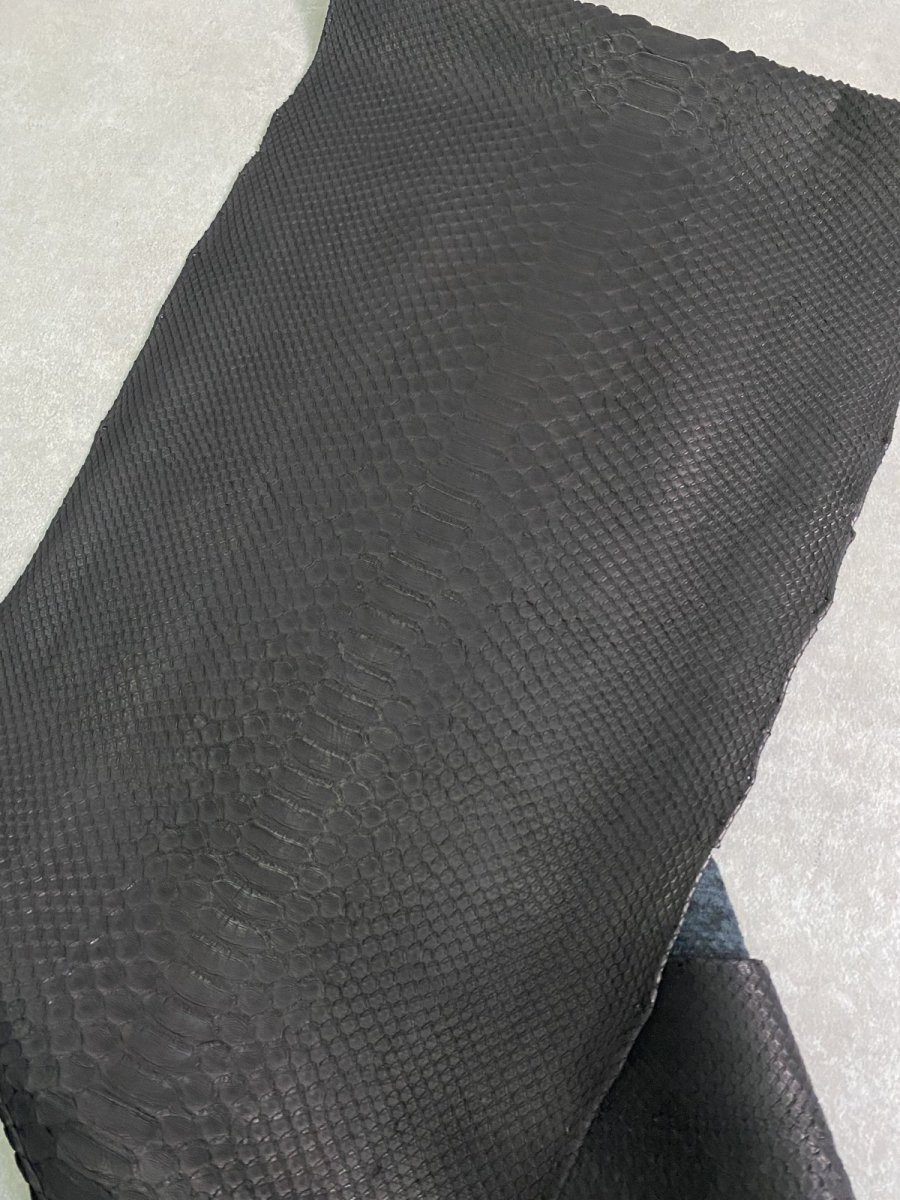 画像3: ダイヤモンドパイソン　ヘビ革　マットブラック  B/C 342cm　蛇革　エキゾチックレザー (3)