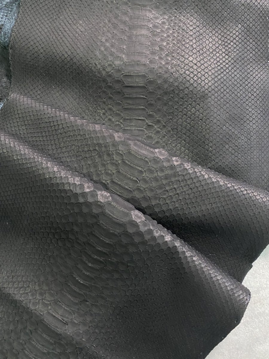 画像2: ダイヤモンドパイソン　ヘビ革　マットブラック  B/C 342cm　蛇革　エキゾチックレザー (2)