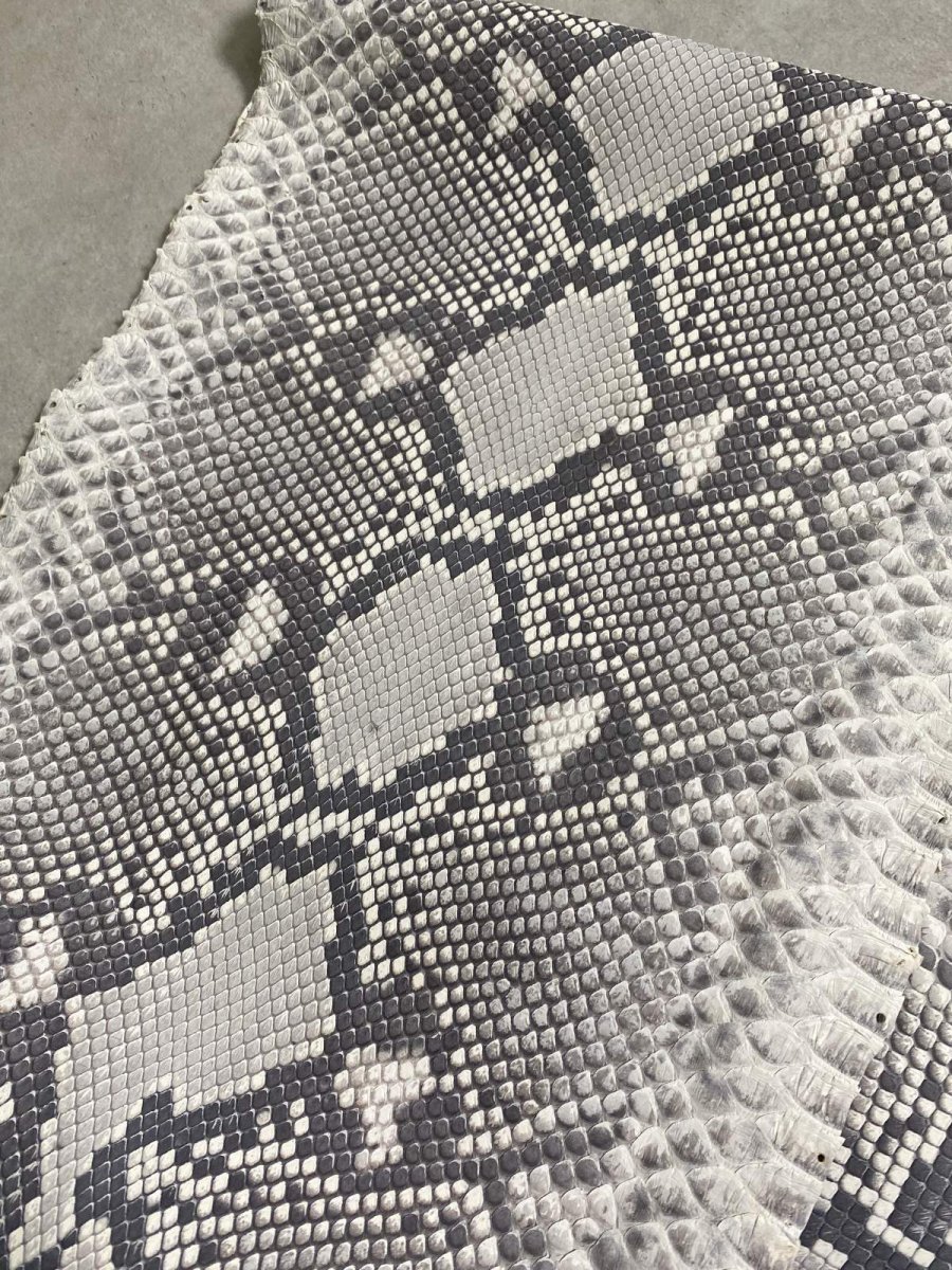 画像4: ダイヤモンドパイソン　ヘビ革　ナチュラル　ツヤなし  F/C　335cm　蛇革　エキゾチックレザー (4)