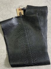 画像2: ヘビ革　レッドパイソン　ラメブラック 165cm (2)