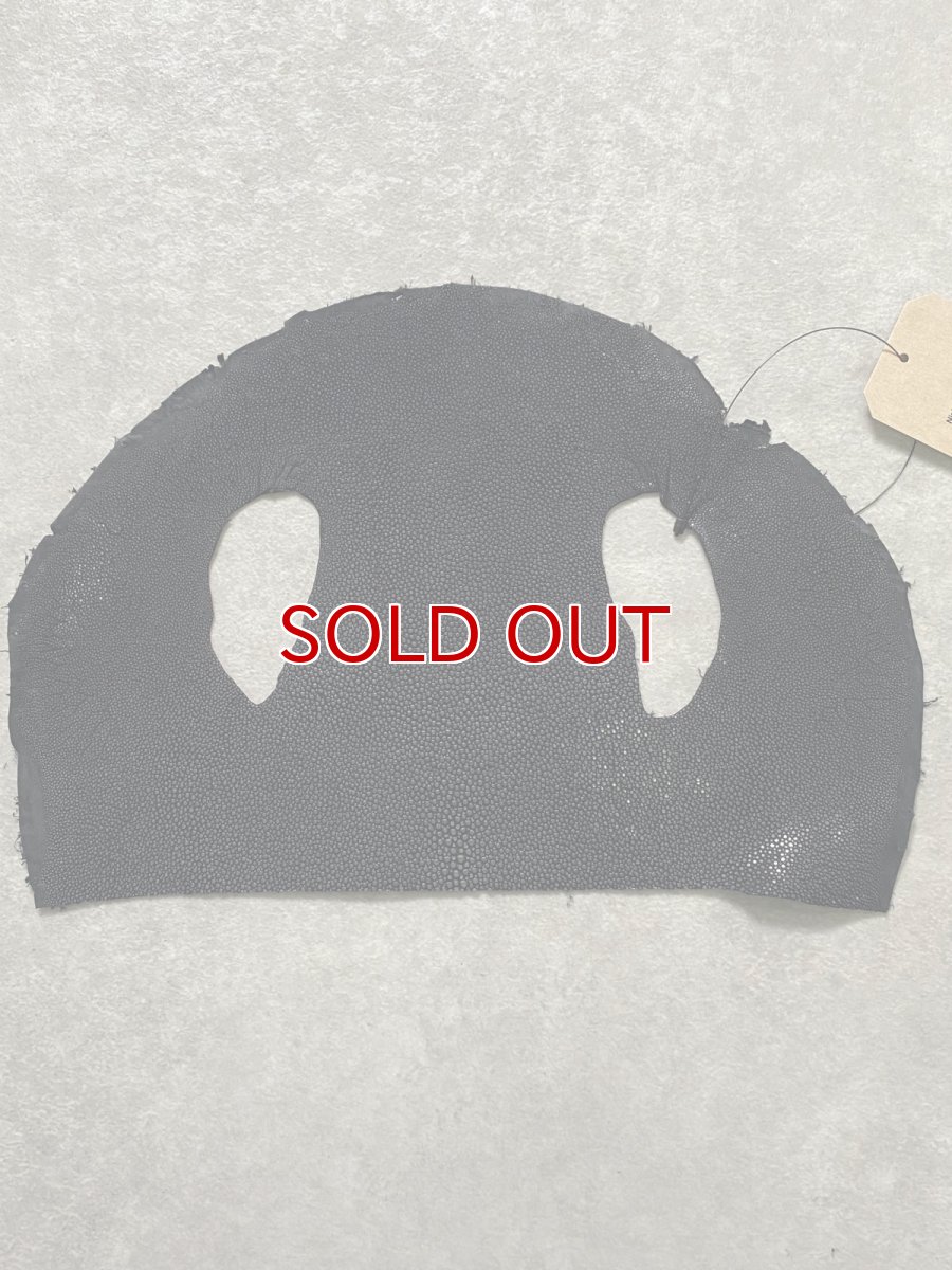 画像1: スティングレイ　ブラック　吟スリ　ぼうし型ハギレＬサイズ　エイ革　ガルーシャ (1)