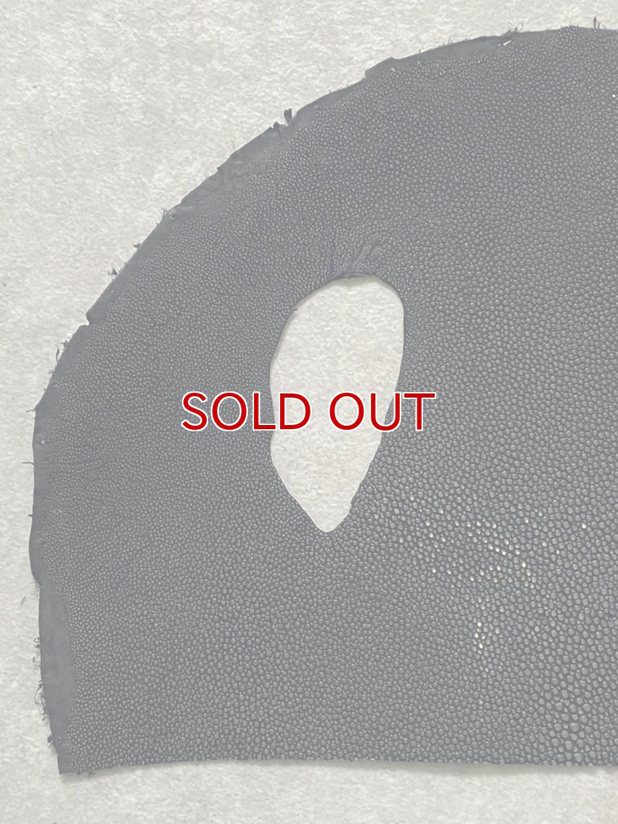 画像2: スティングレイ　ブラック　吟スリ　ぼうし型ハギレＬサイズ　エイ革　ガルーシャ (2)