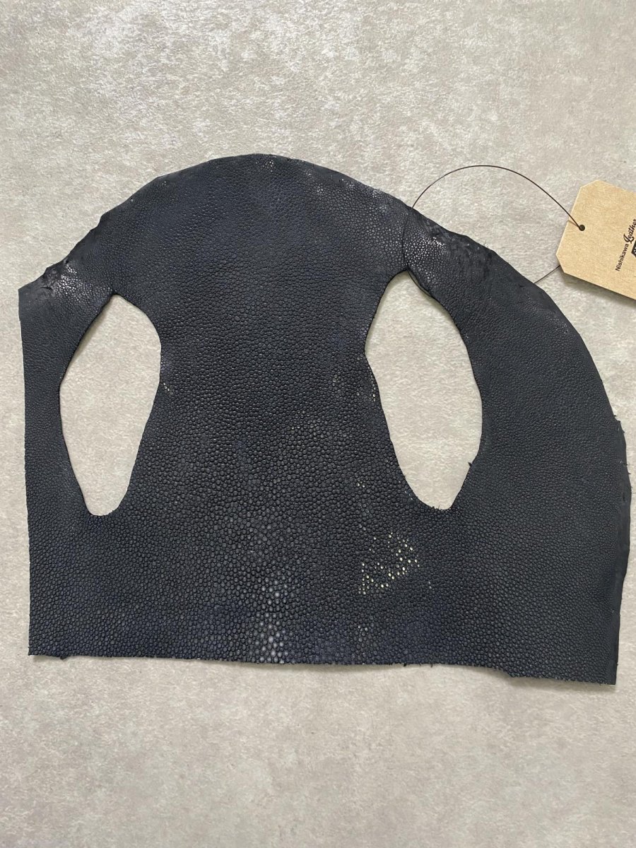 画像1: スティングレイ　ブラック　吟スリ　ぼうし型ハギレＬサイズ　エイ革　ガルーシャ (1)