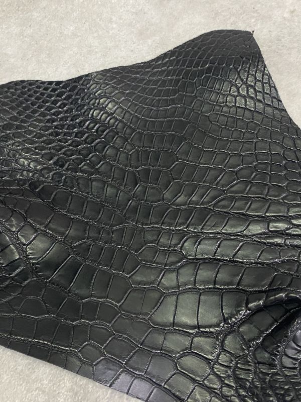 スモールクロコダイル ポロサス アゴ ブラック - レザークラフト材料と  